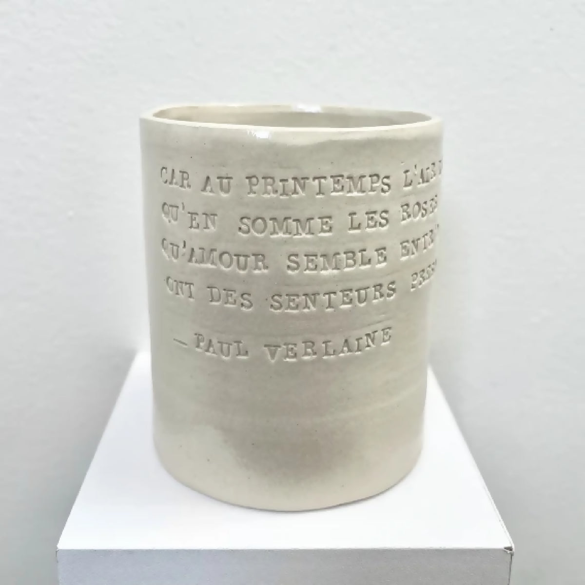 Tasse-poème VERLAINE en céramique beige, texte poétique sur le devant