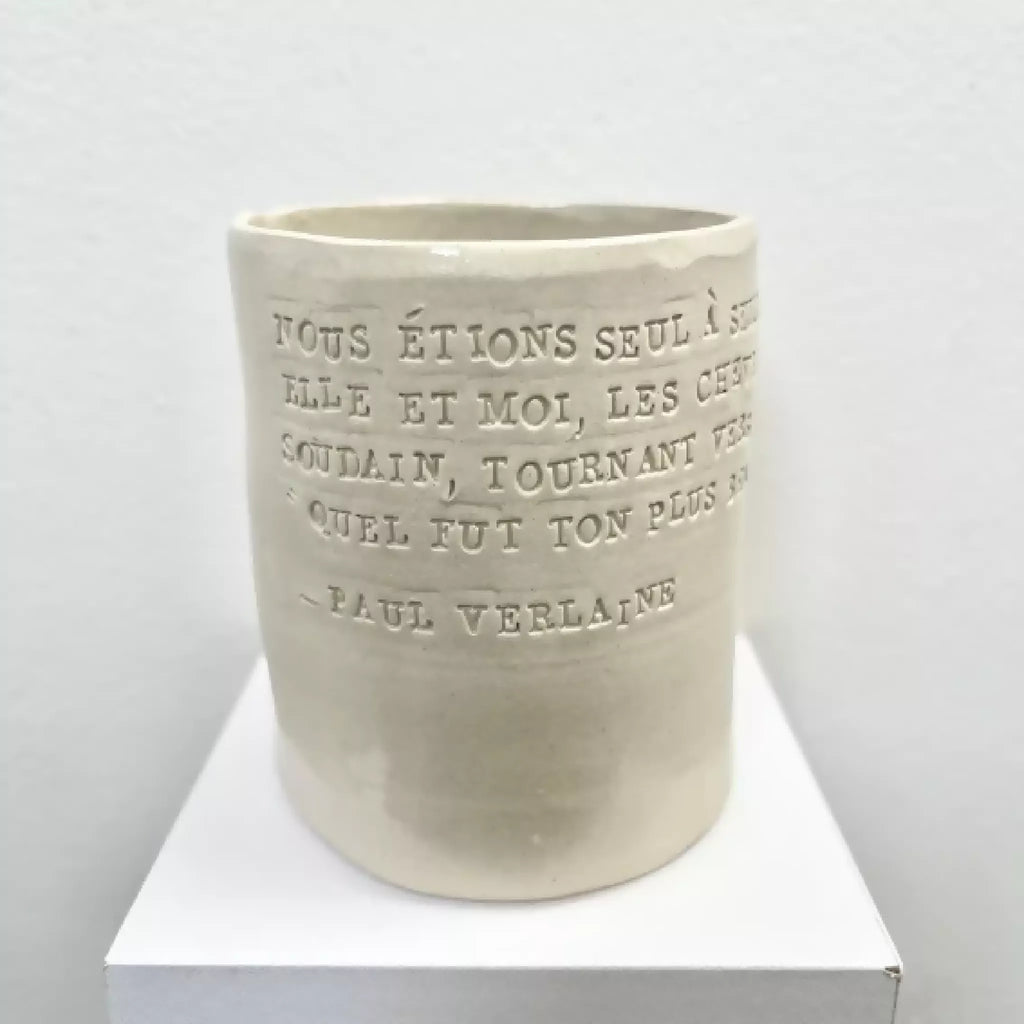 Tasse-poème VERLAINE en céramique beige, texte poétique sur le côté
