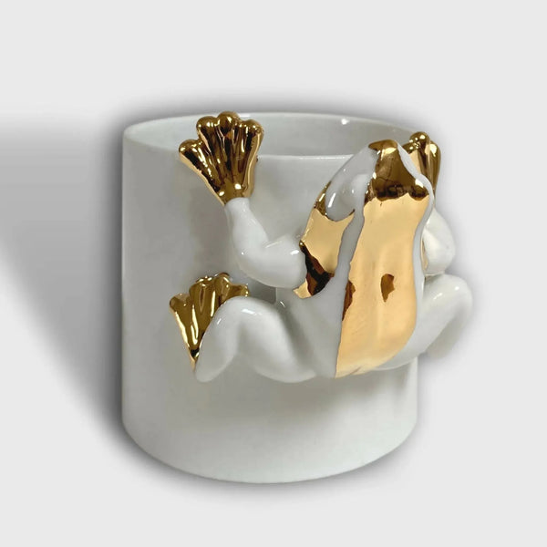 Tasse en céramique blanche avec grenouille dorée en relief sur le devant