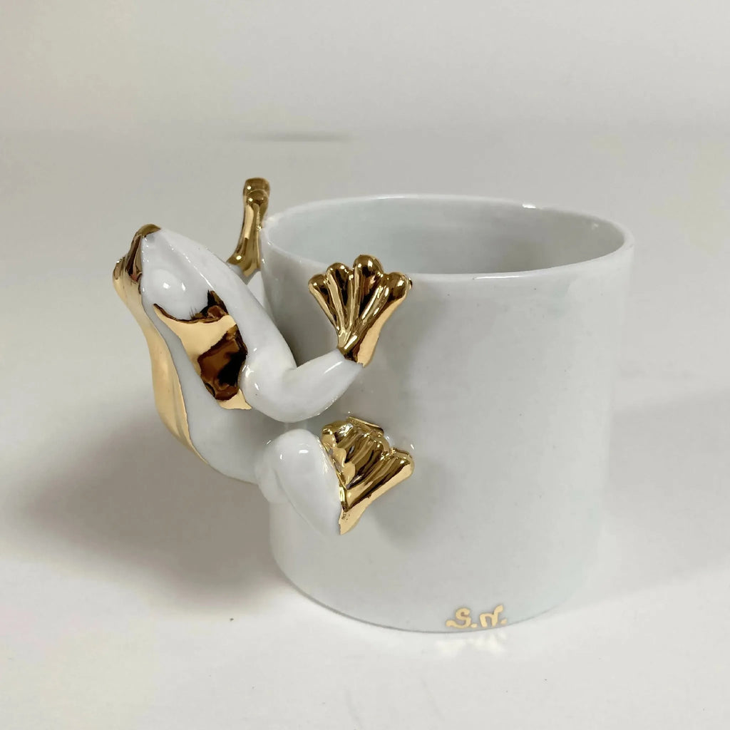 Tasse en céramique blanche, grenouille dorée en relief sur le côté