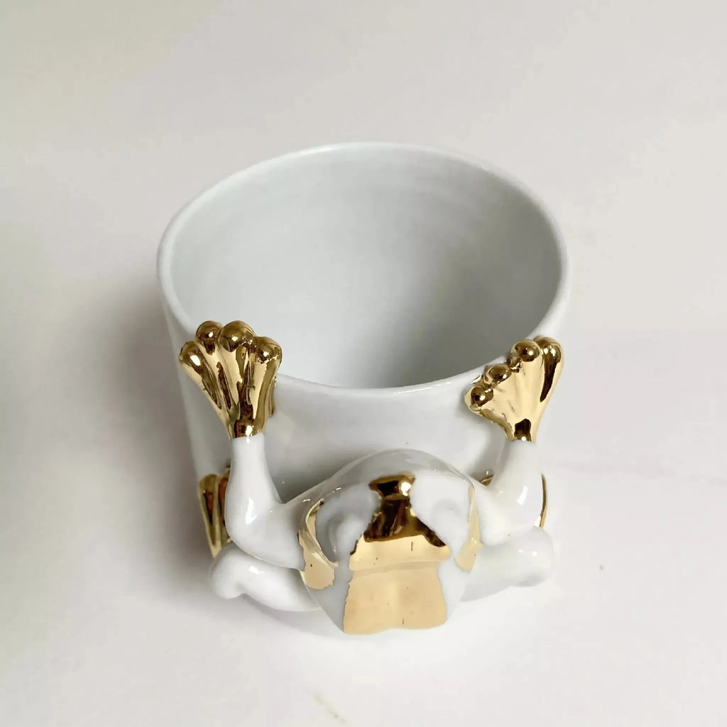 Tasse en céramique blanche, grenouille dorée en relief autour de l’ouverture