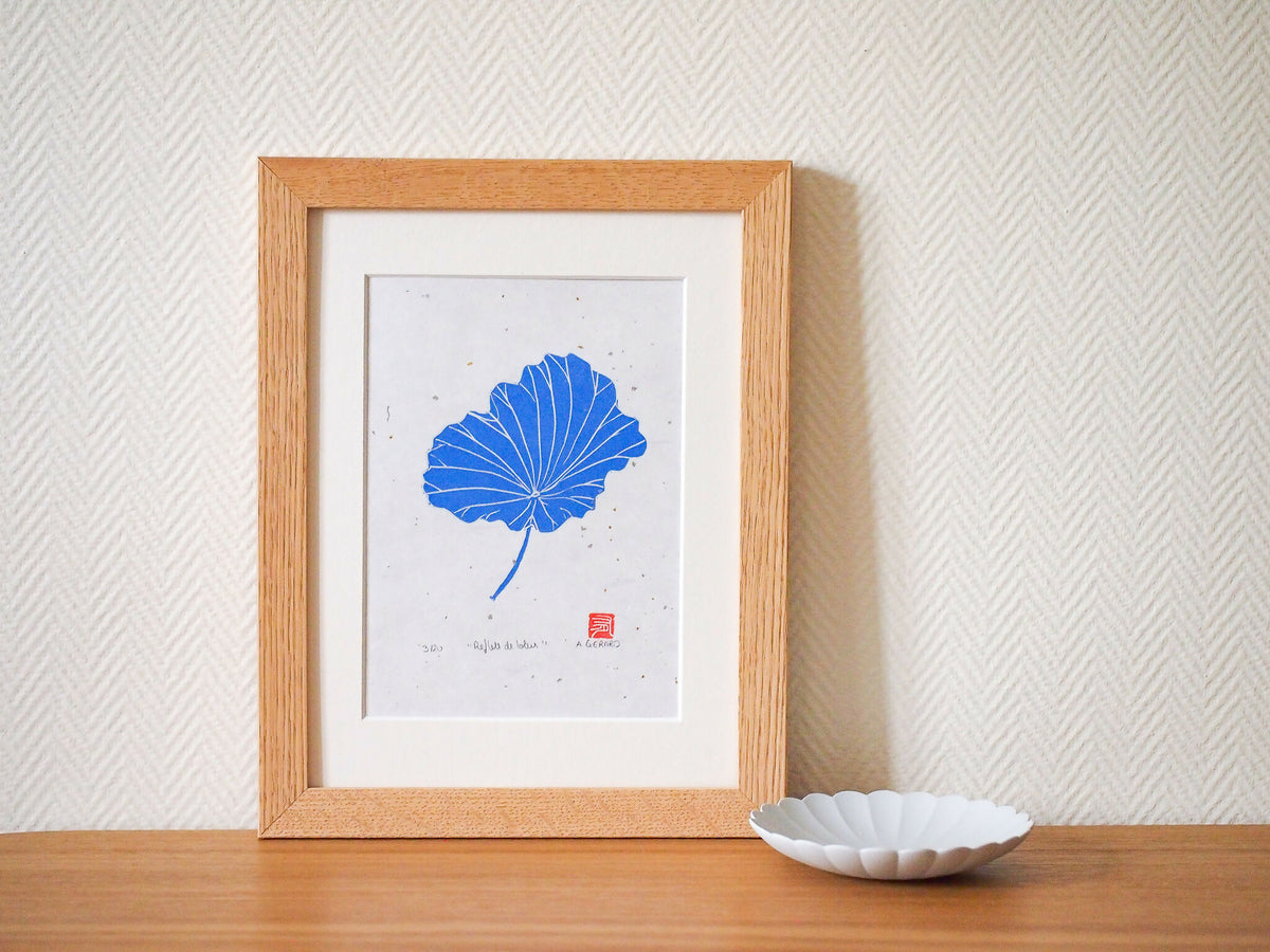 Gravure sur papier washi encadrée, fleur de ginkgo bleue stylisée