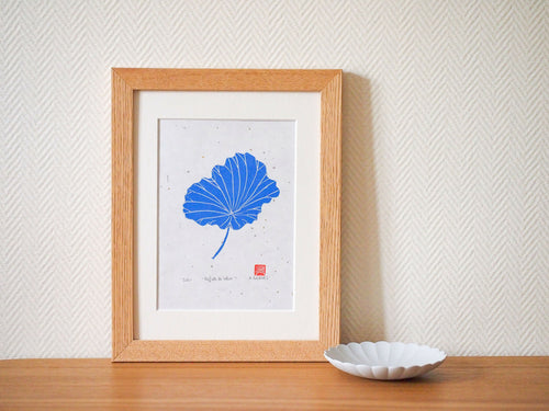 Gravure sur papier washi encadrée, fleur de ginkgo bleue stylisée