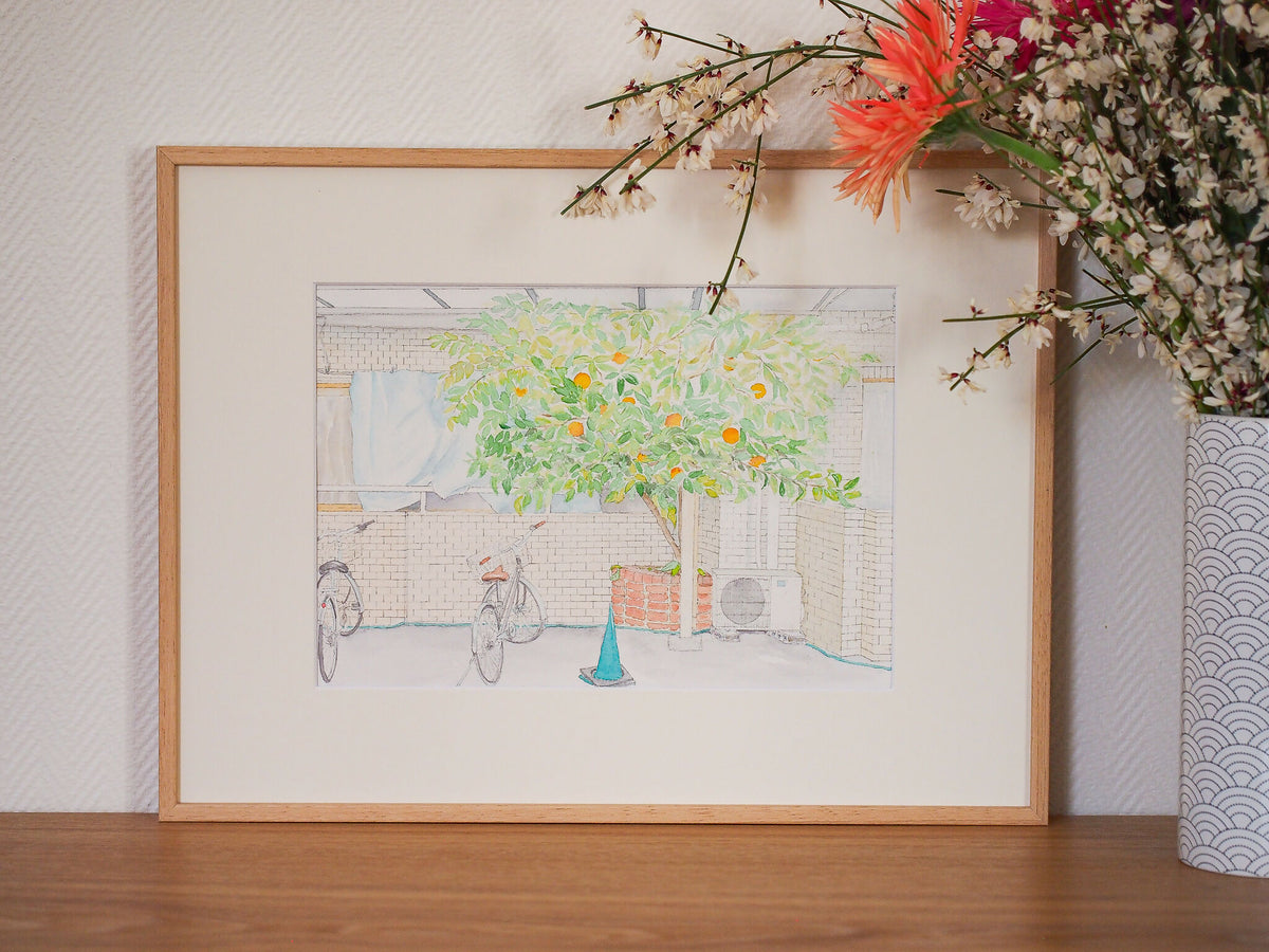 Affiche d’art encadrée, patio clair avec vélo et arbre vert aux oranges.