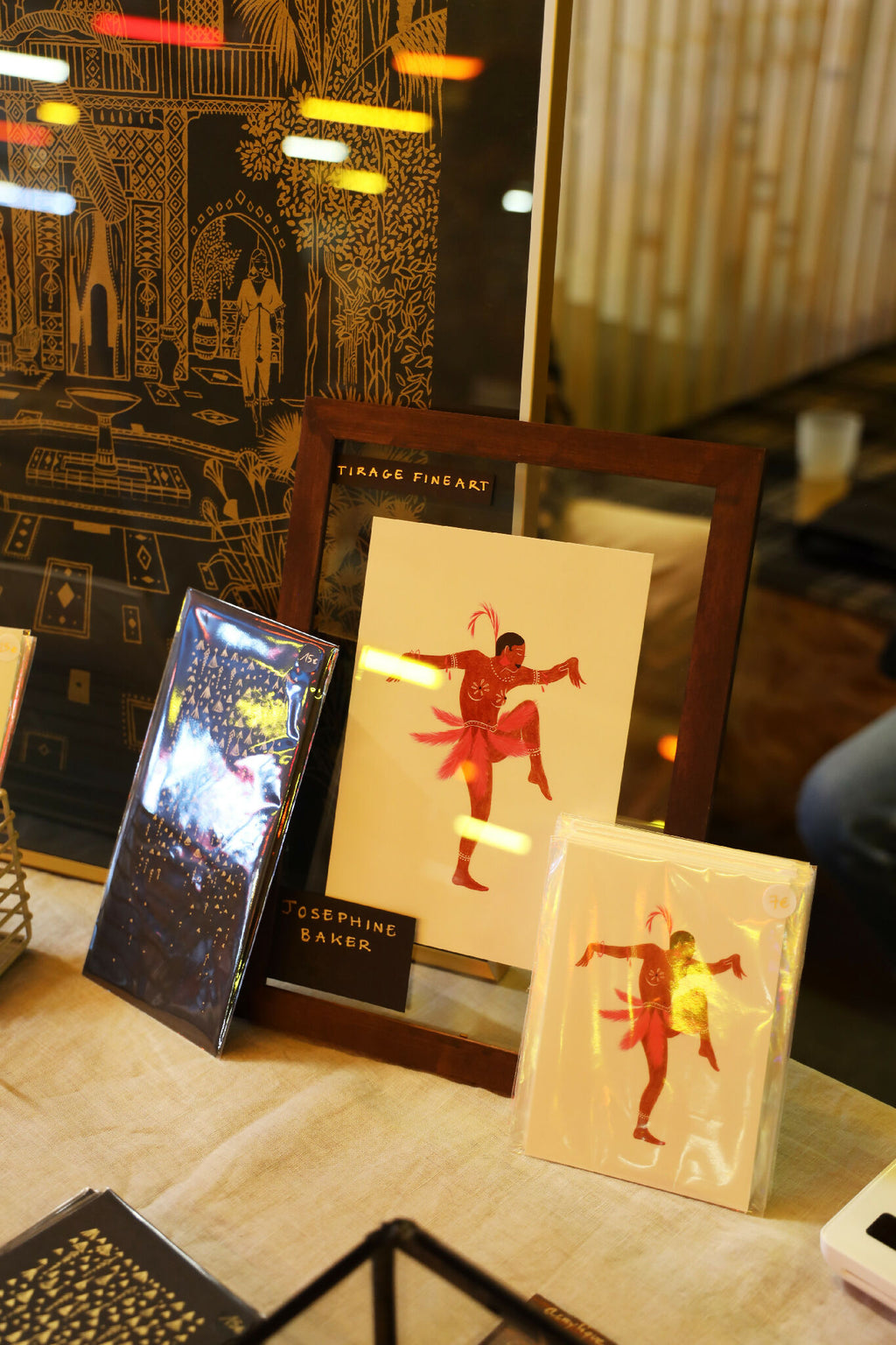Tirage d’art Joséphine en vitrine : cartes blanches avec ballerine rose et rouge.
