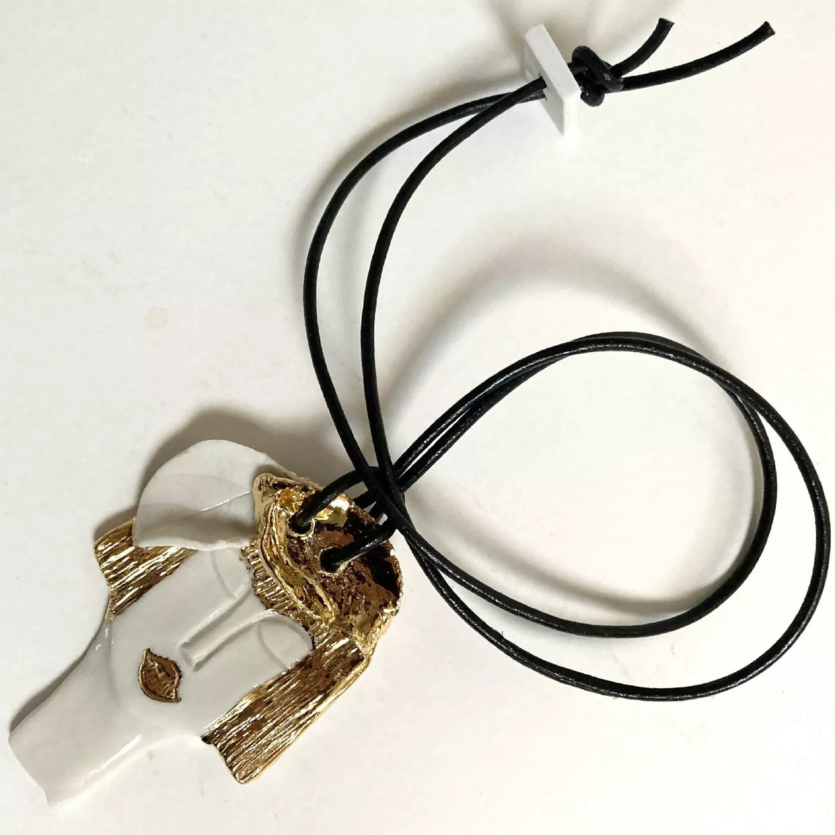 Pendentif au visage d’Aphrodite 3, buste blanc et médaillon or, cordon noir