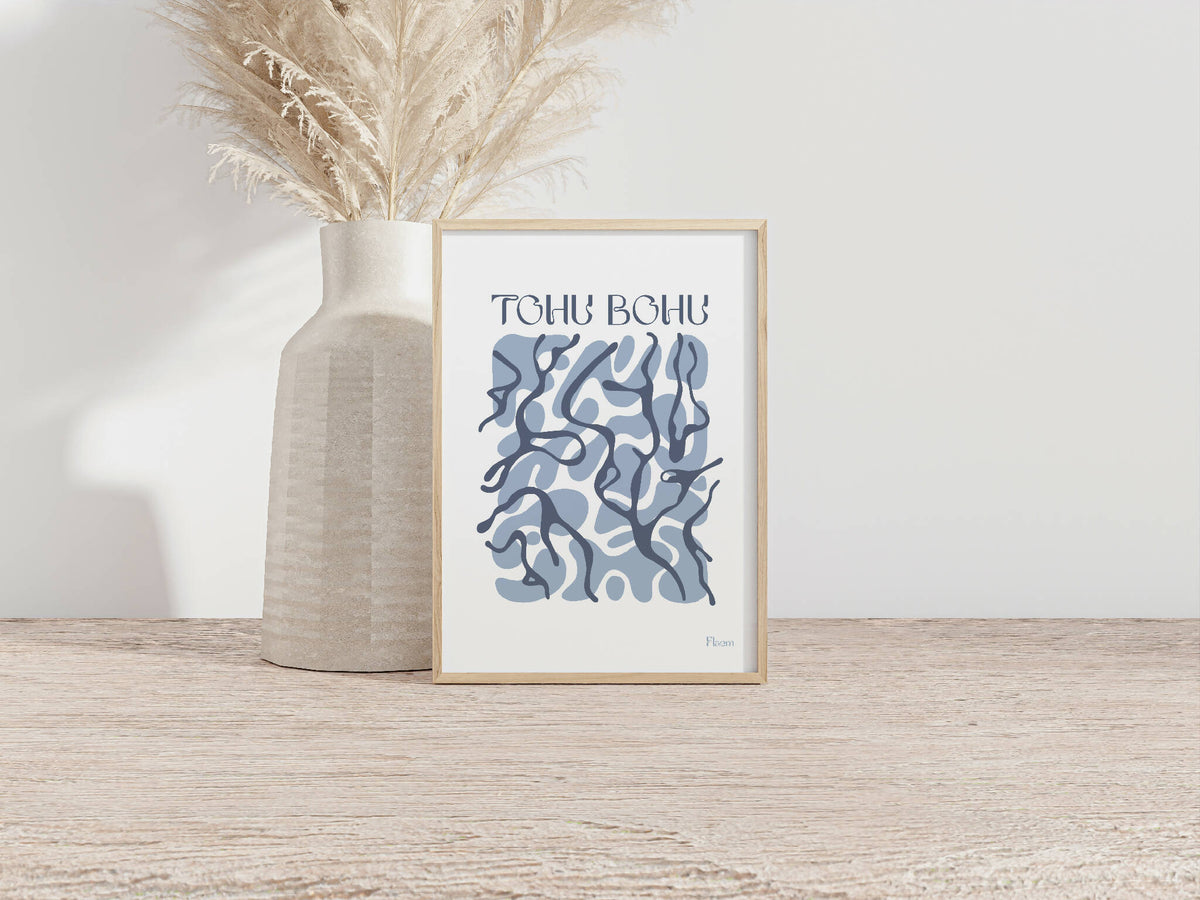 Tirage A4 Tohu Bohu encadré bois, illustration abstraite bleue sur fond clair.