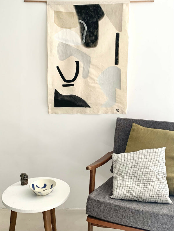 Tenture murale Oloe en tissu beige, motifs abstraits noir et blanc