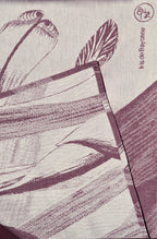 Détail de torchon imprimé : plumes et feuilles violet sur fond clair.