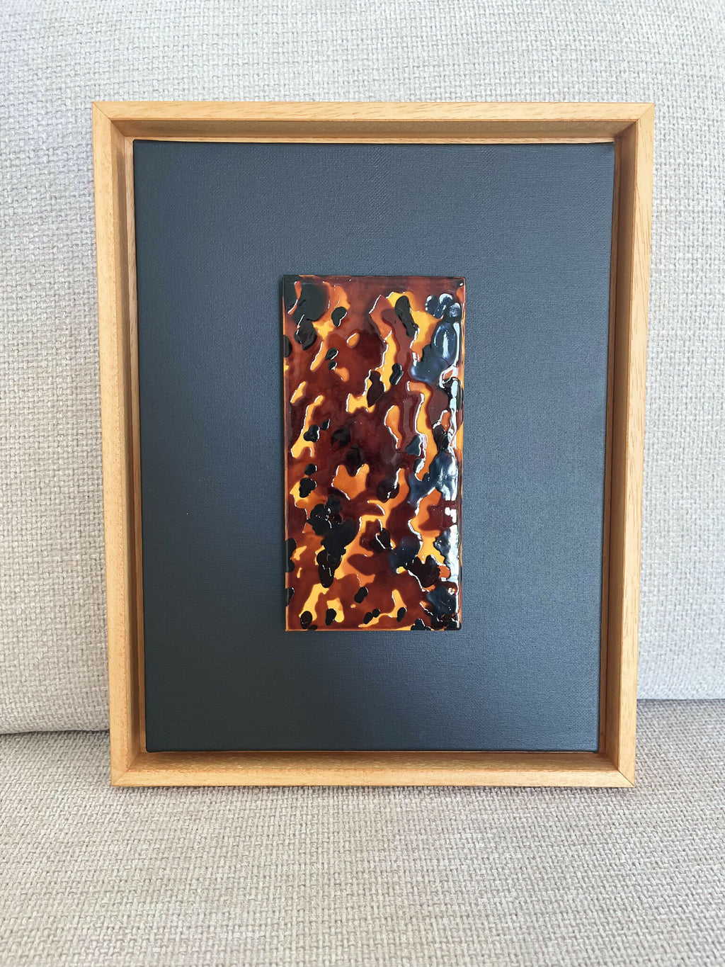 Cadre taille moyenne avec tableau rectangulaire motif tortue ocre foncé et noir