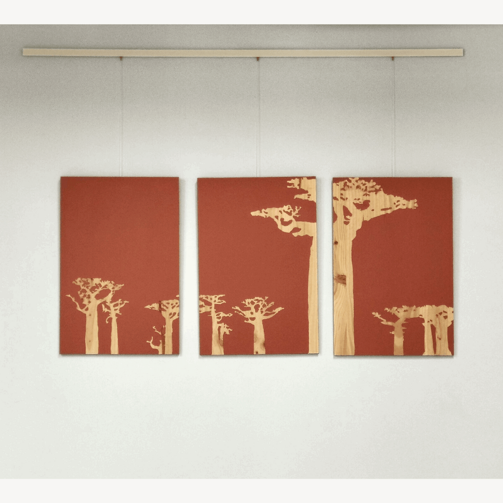Triptyque mural de 3 toiles carrées, fond rouge brique et silhouettes de baobabs beiges.