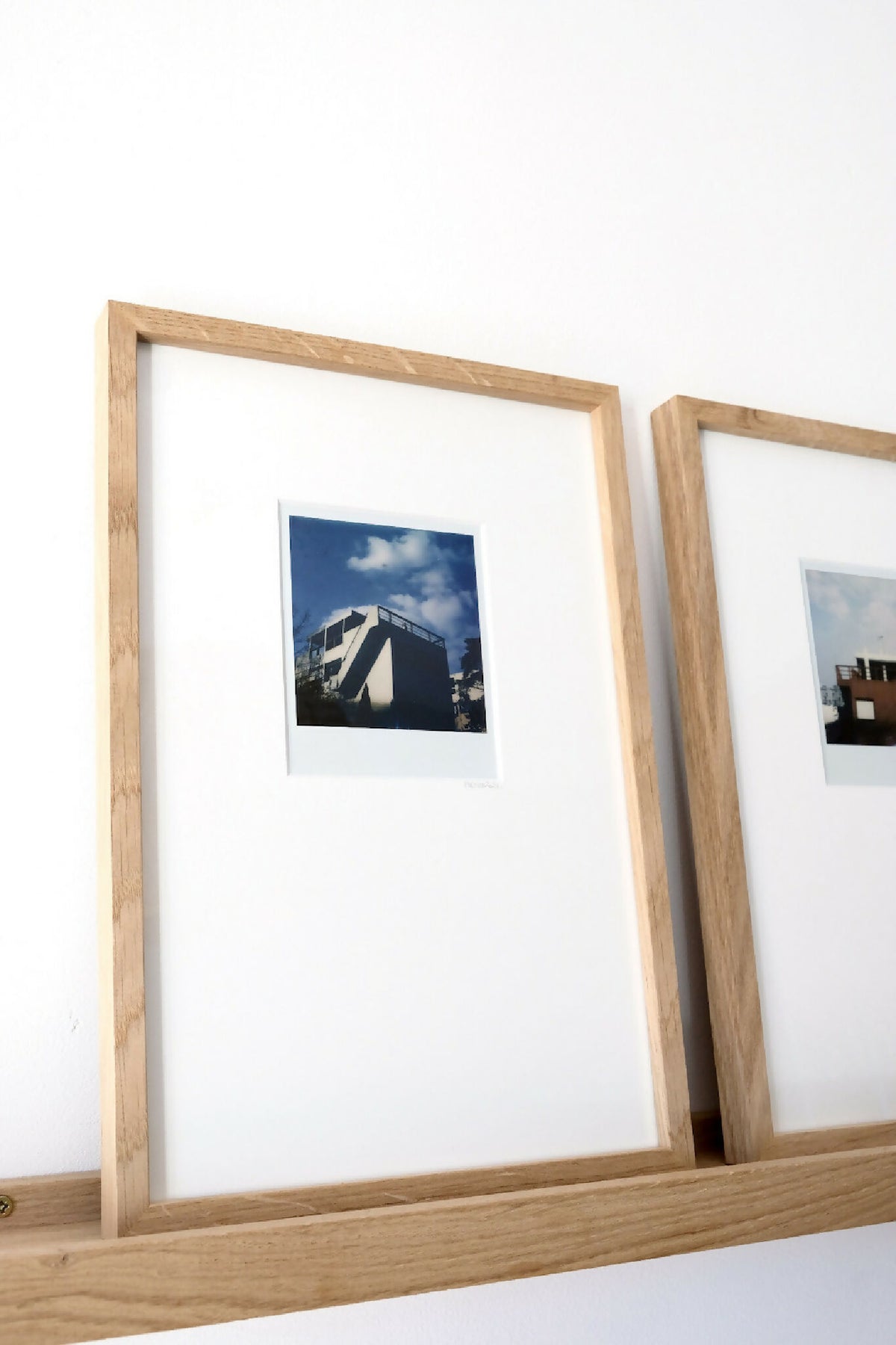 Deux cadres Polaroïd en bois avec photos bleues, vue en angle