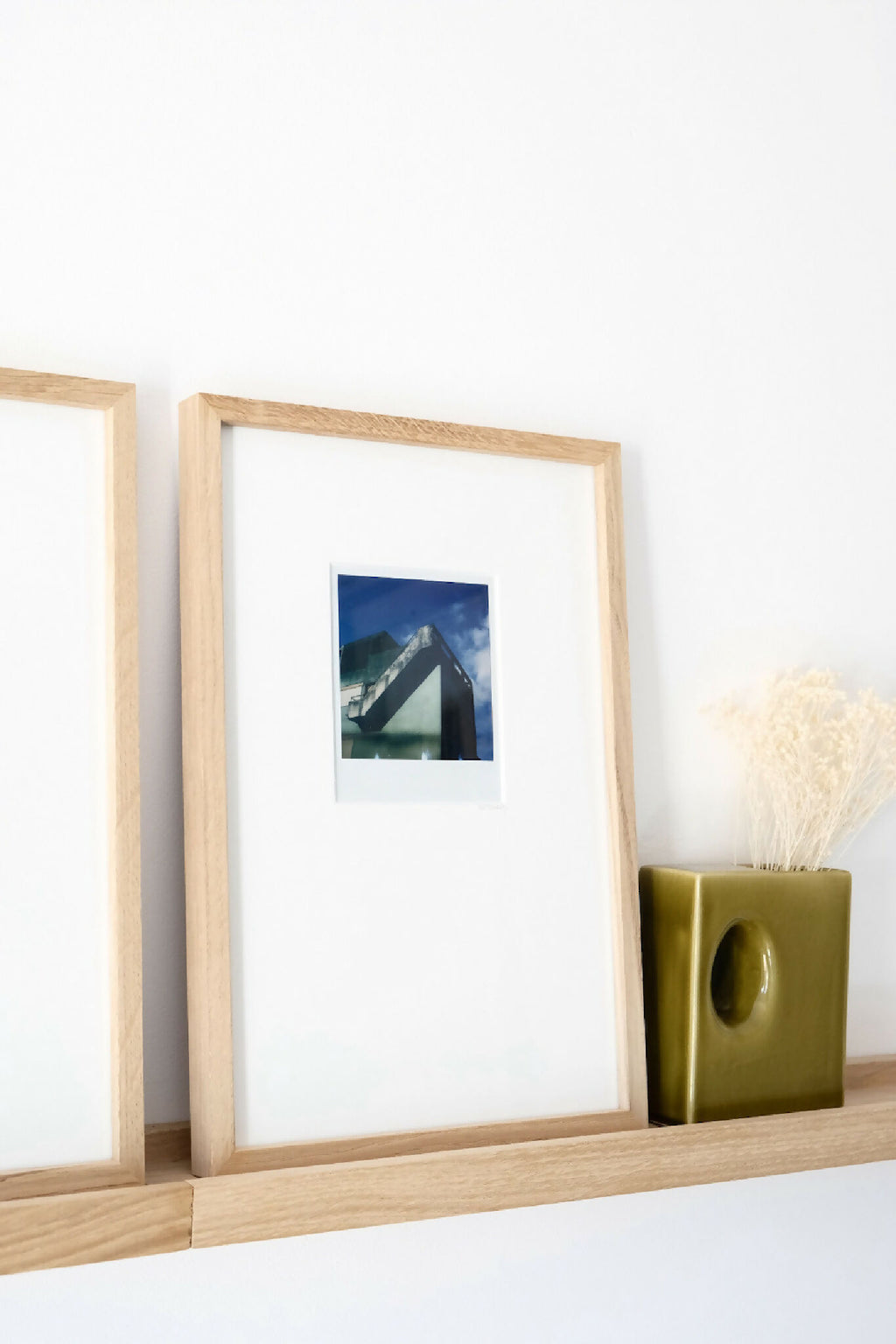 Cadre Polaroïd en bois avec photo bleue et bordure blanche, vu de près