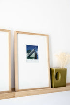 Cadre Polaroïd en bois avec photo bleue et bordure blanche, vu de près