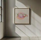 Illustration encadrée avec oiseau coloré et lignes orange sur fond clair