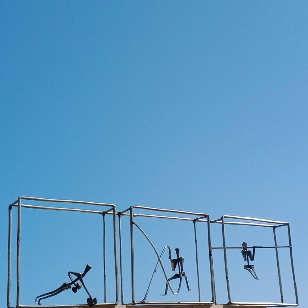 Tryptique décoratif en métal, vue en contre-plongée, silhouettes d’exercices