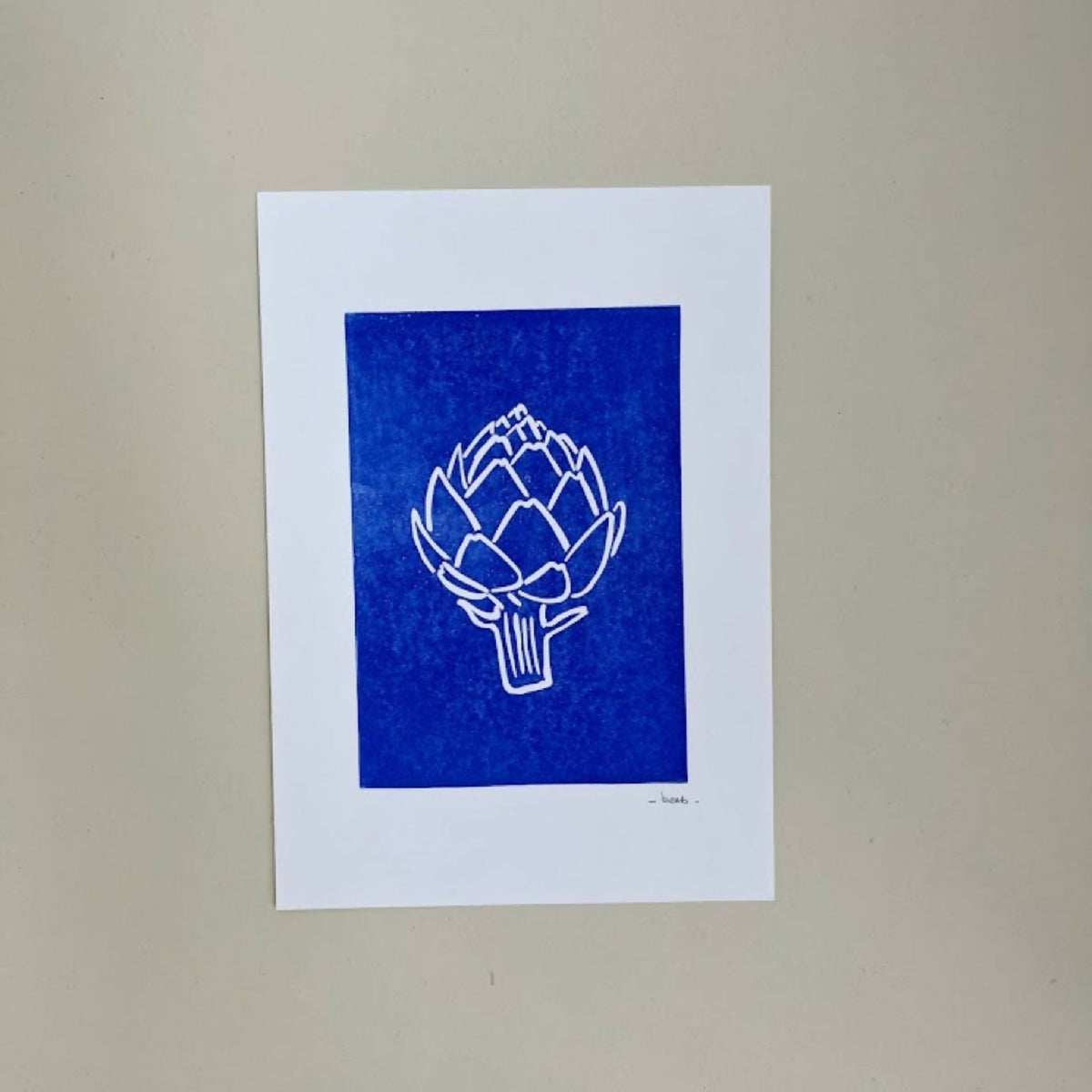 Linogravure A5 d’artichaut, fond bleu ultramarin et motif à lignes blanches