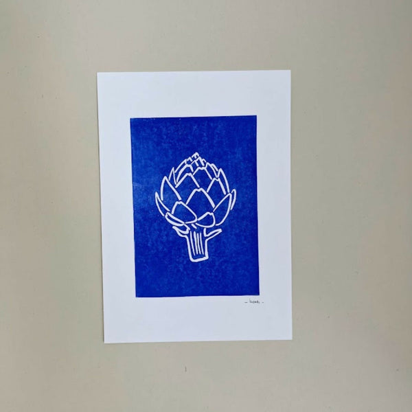 Linogravure A5 d’artichaut, fond bleu ultramarin et motif à lignes blanches