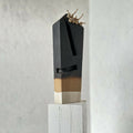 Décoration en bois deux tons : haut noir texturé, ruban noir et fleurs dorées