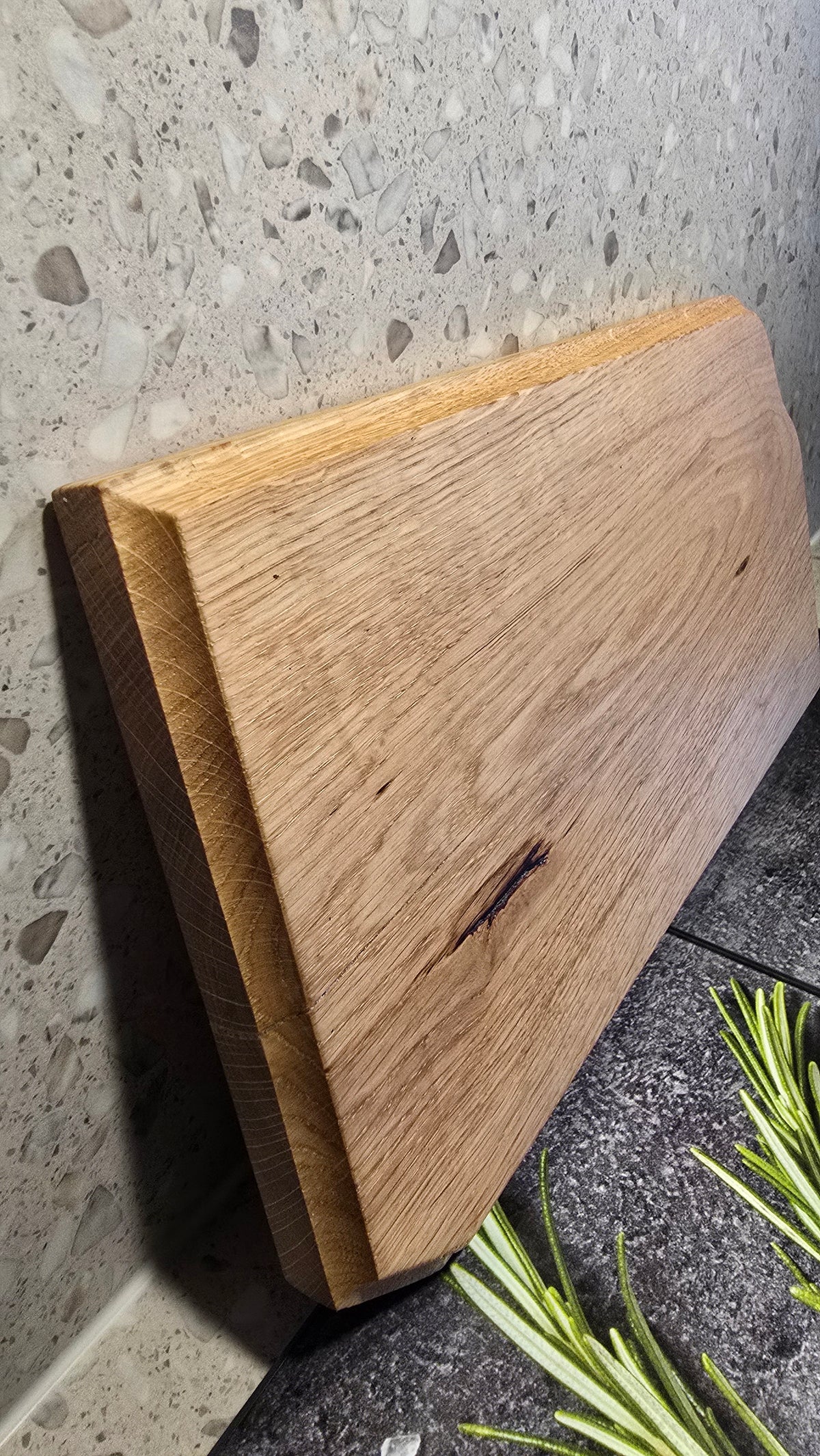 Planche de service organique en chêne massif & incrustations papillon en noyer — Pièce unique