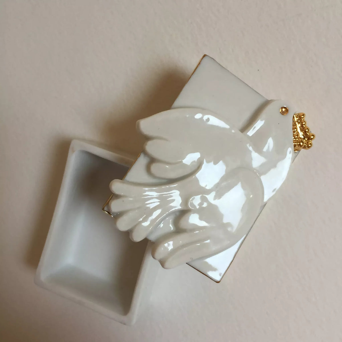 Boîte à bijoux en porcelaine blanche, partie ouverte carrée et colombe en relief.