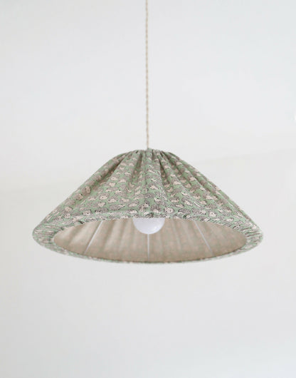 Suspension conique à motif hérissons verts, vue de dessous avec lumière allumée