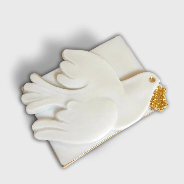 Boîte à bijoux en porcelaine blanche en forme de colombe, décor en relief et bord doré.