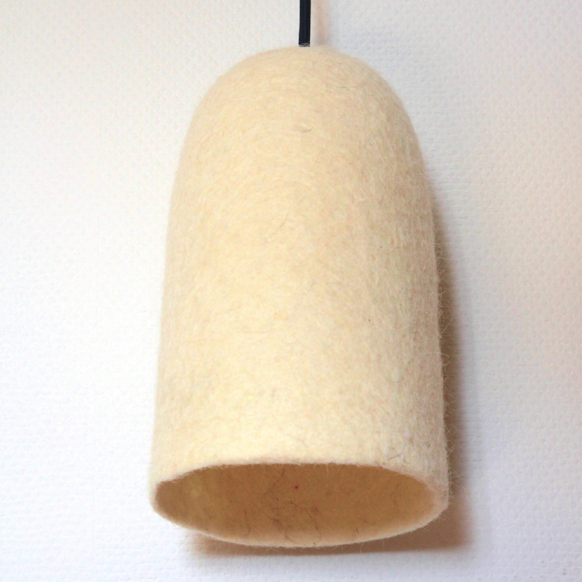 Abat-jour de lampe lanterne en feutre beige, vue du dessous