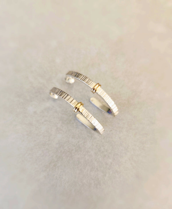 Boucles d’oreilles courbées argentées, fines rayures et inserts dorés, fermoir discret