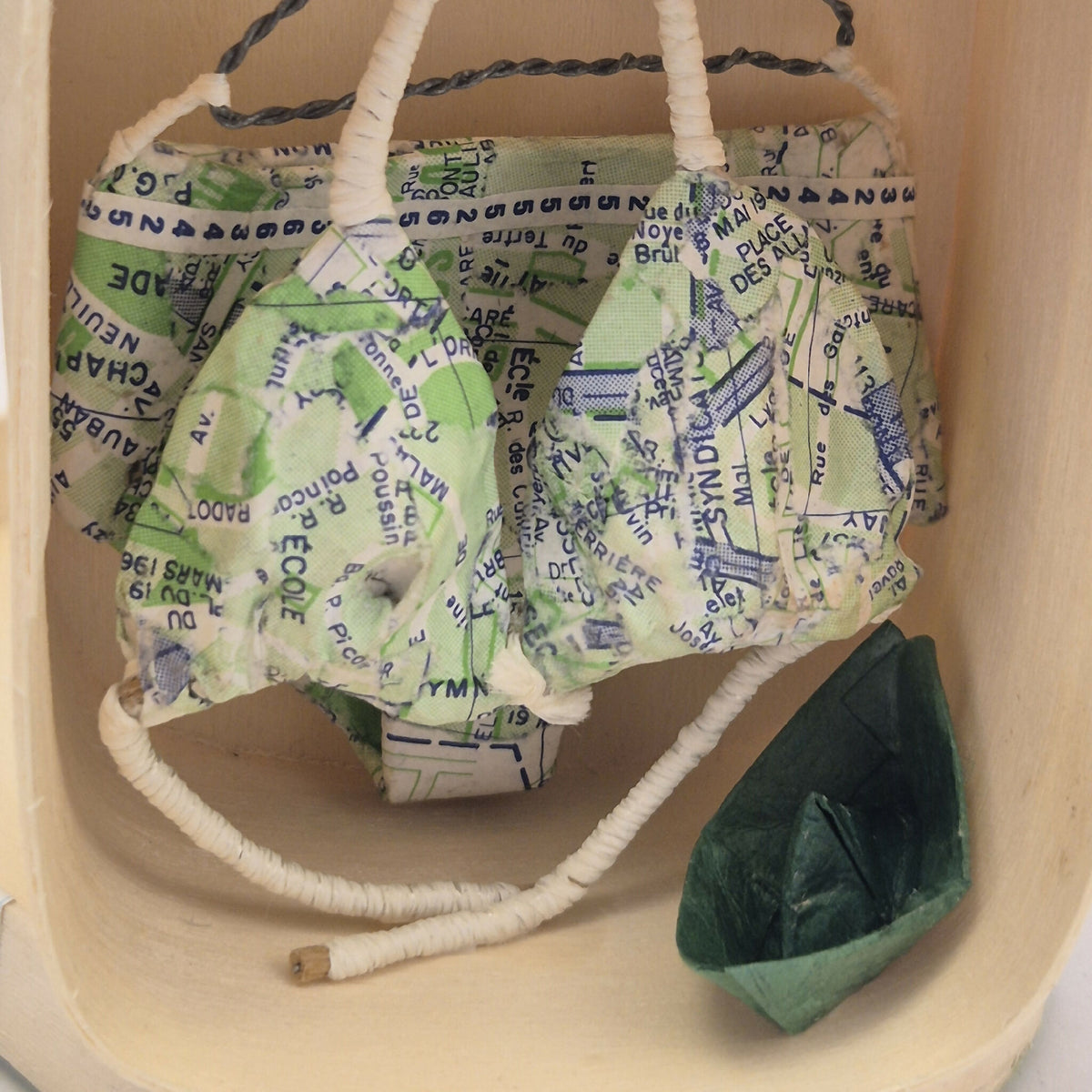 Détail du maillot de bain miniature imprimé cartes vertes, bleues et blanches