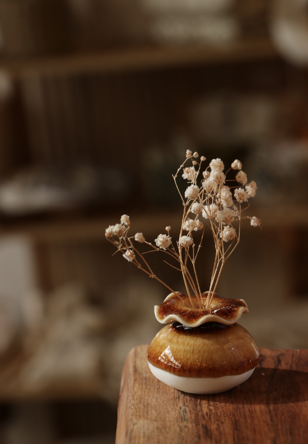 Mini-vase en porcelaine brun à col ondulé, base blanche, fleurs séchées incluses