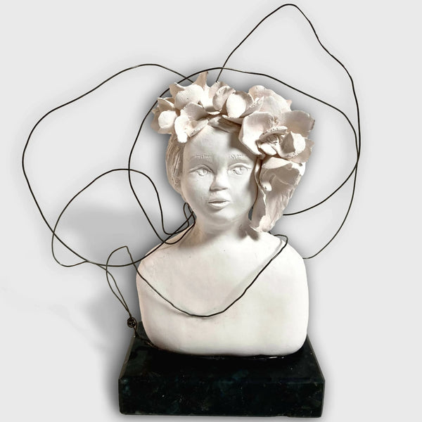 Buste sculpté femme au casque floral blanc sur socle noir
