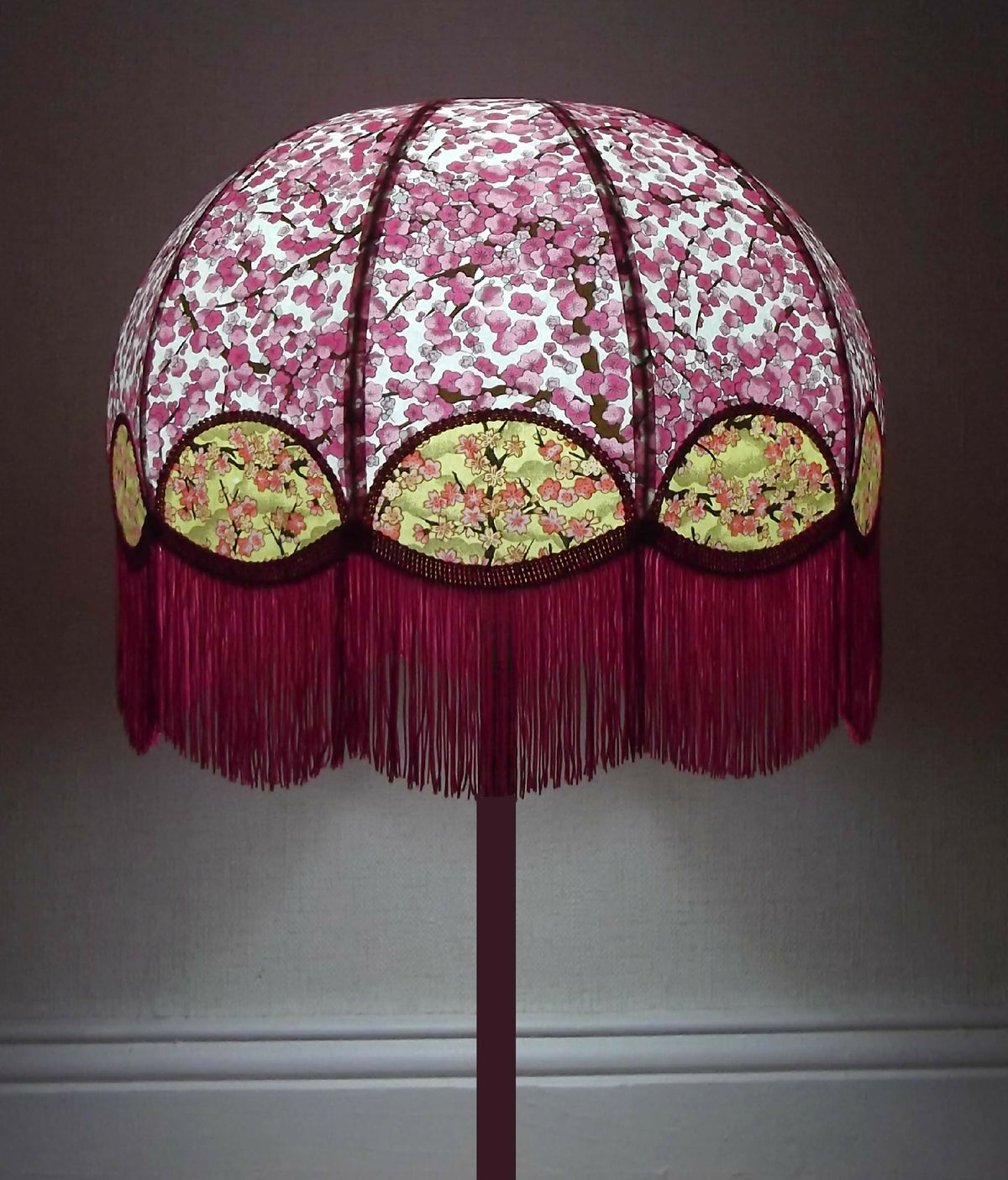Abat-jour rétro Magda rose en papier japonais, franges bordeaux, motifs fleuris, support central