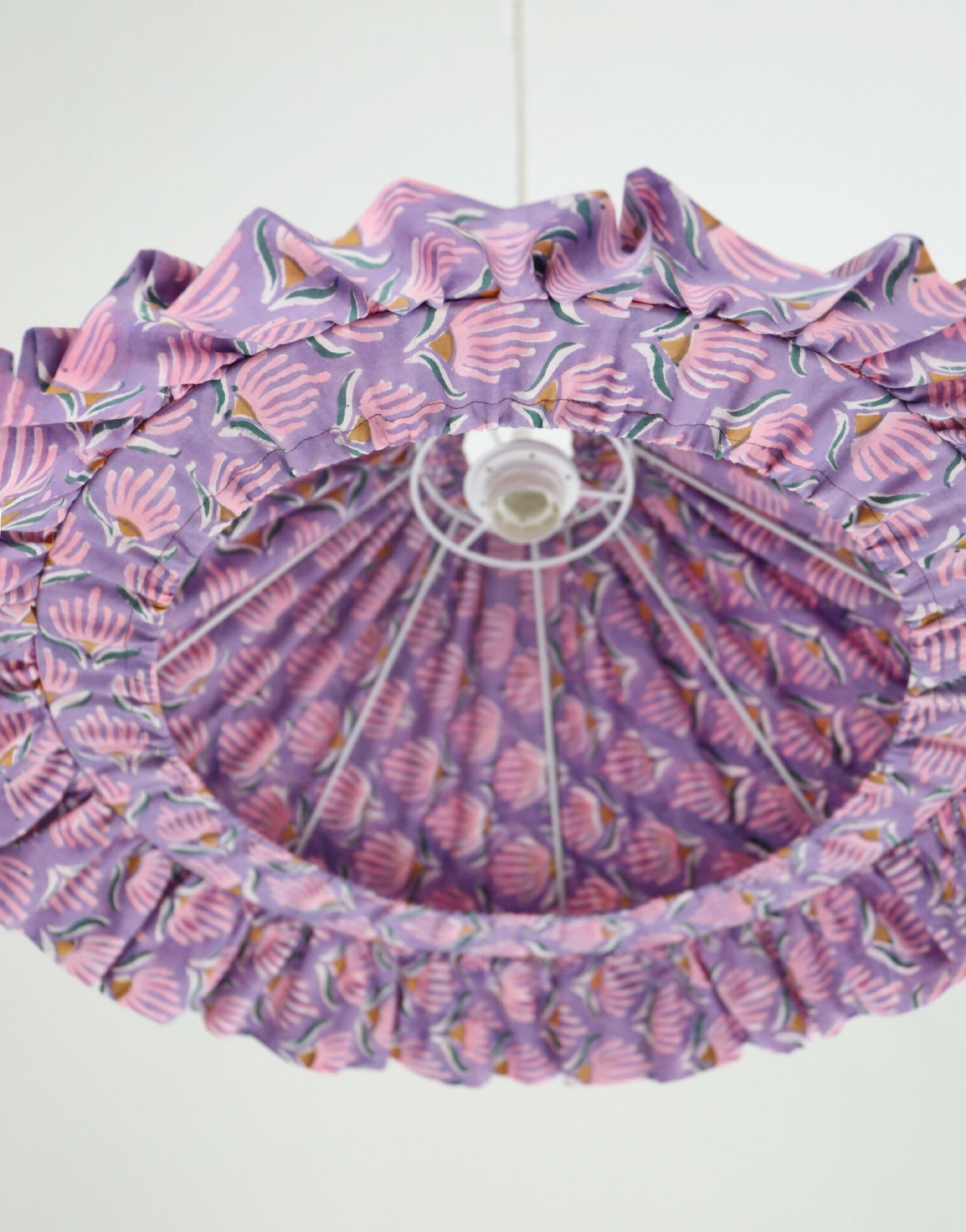 Suspension conique Emilia « Purple Shell Flowers », luminaire artisanal
