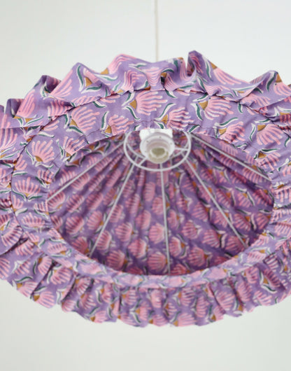 Suspension conique Emilia « Purple Shell Flowers », luminaire artisanal