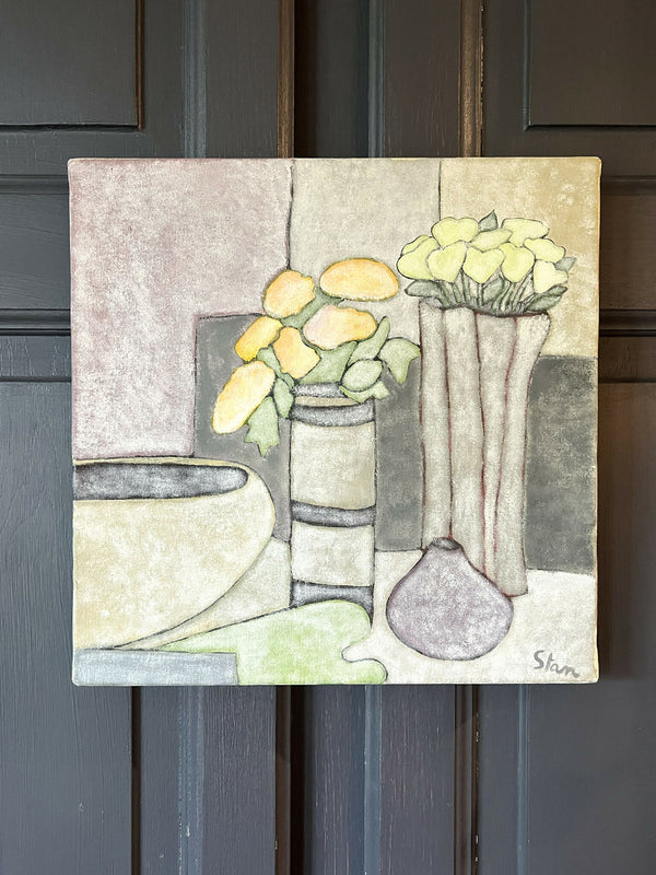 Tableau nature morte à bouquet jaune : vases blancs, vase sombre et objet grisâtre