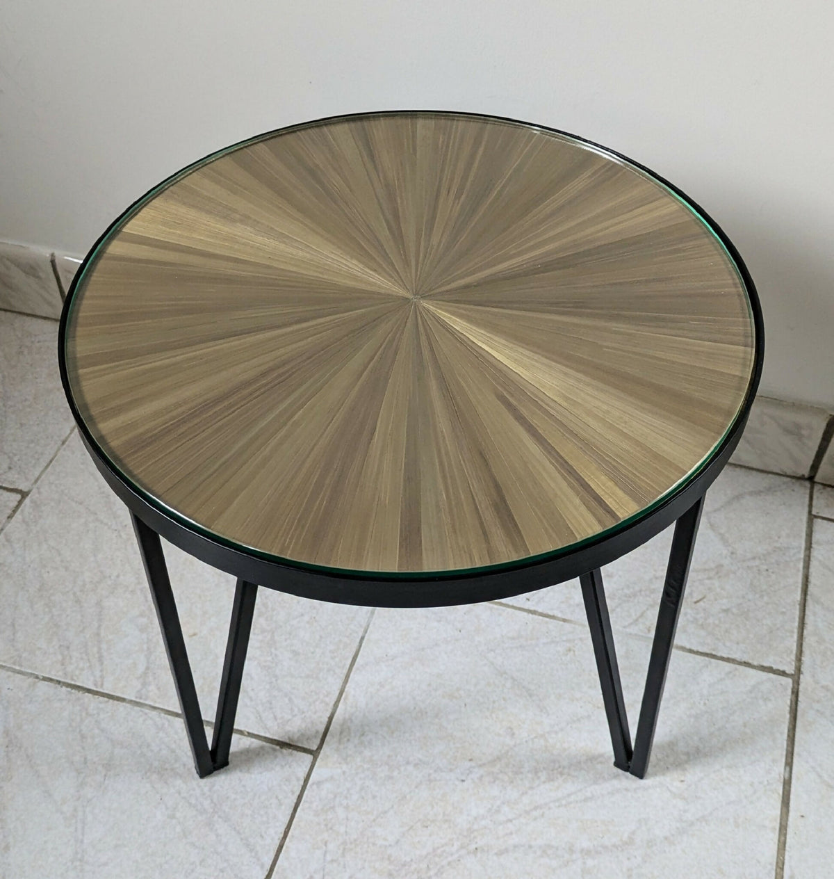 Table d’appoint ronde : plateau paille dorée, pieds métal noir, bord vert
