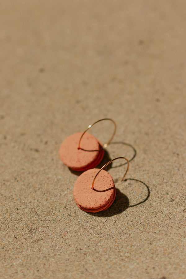 Boucles d’oreilles Anna disques terre cuite sur anneaux dorés, pendants