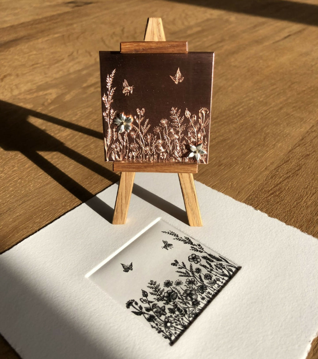 Tableau fleuri à cadre foncé, fleurs dorées et papillons, avec carte assortie