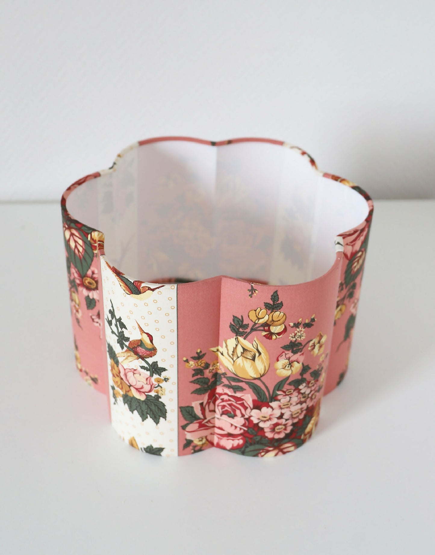 Abat-jour forme fleur intérieur blanc, tissu patchwork rose à motifs botaniques