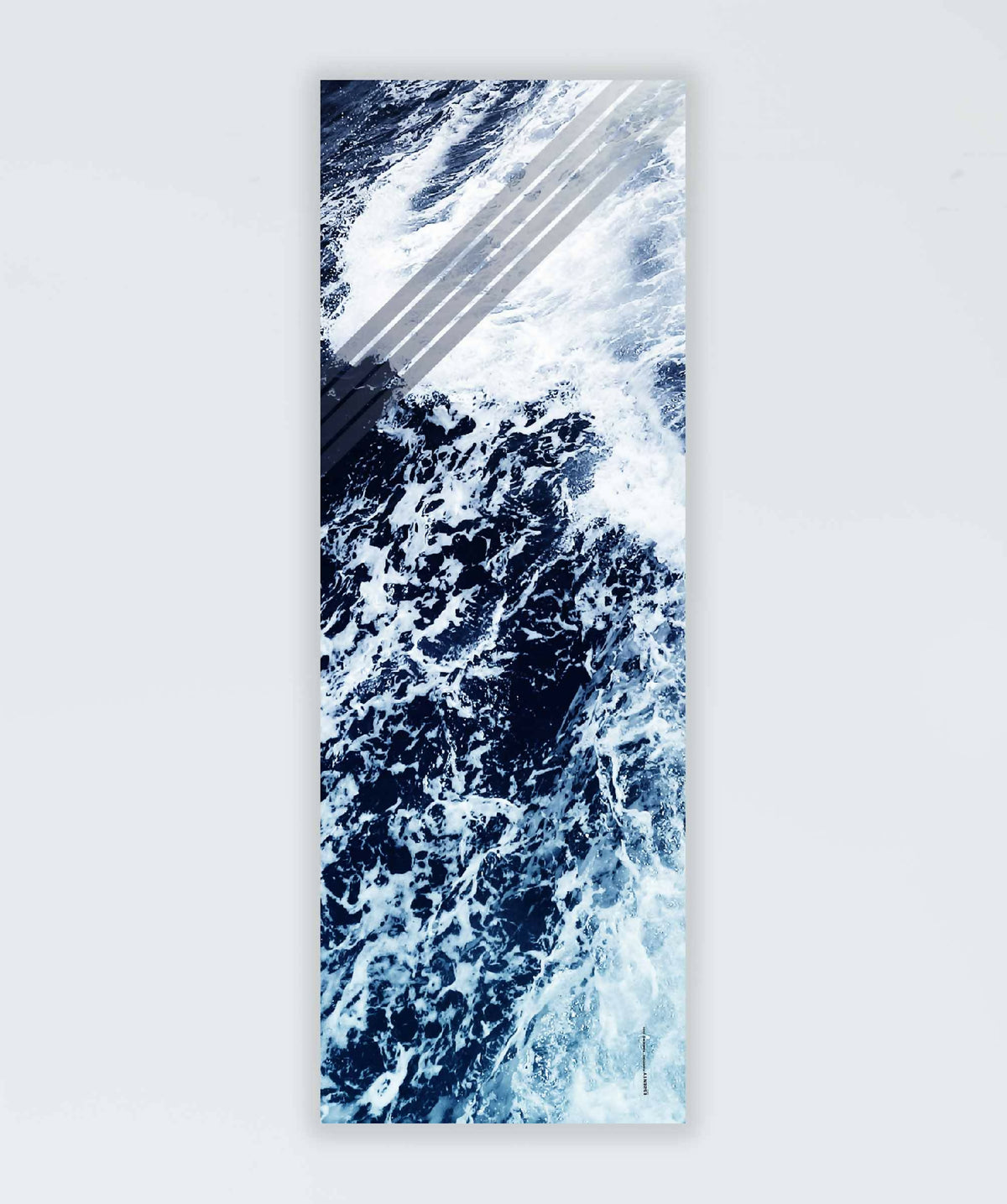 Écharpe rectangulaire bleue et noire à motif abstrait, vue à plat