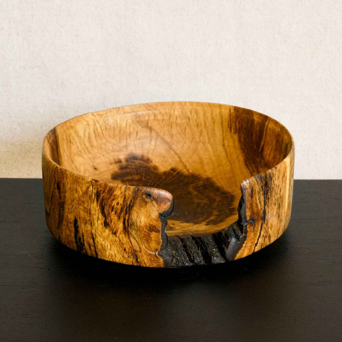 Bol en bois Fontinal, rond, veines et marques sombres