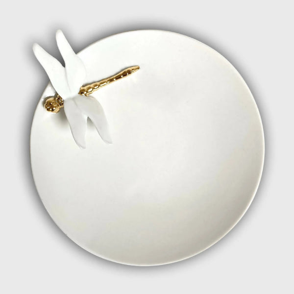 Coupe en porcelaine blanche avec libellule blanche et tige dorée