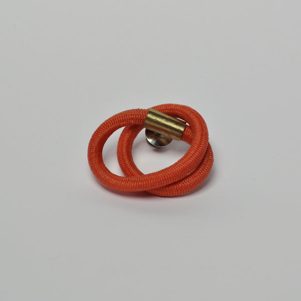 Broche entrelacs cordon orange, fermoir doré avec intérieur visible