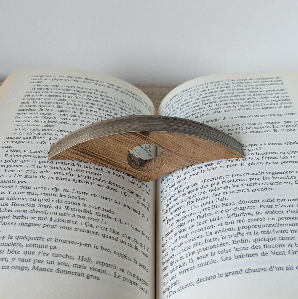 Bague de lecture marqueterie paille bronze et marron sur livre ouvert, forme courbée