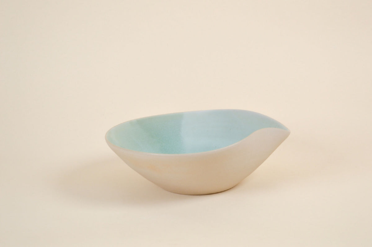 Coupe n°6 en céramique, extérieur crème, intérieur bleu clair, forme évasée.