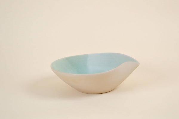 Coupe n°6 en céramique, extérieur crème, intérieur bleu clair, forme évasée.