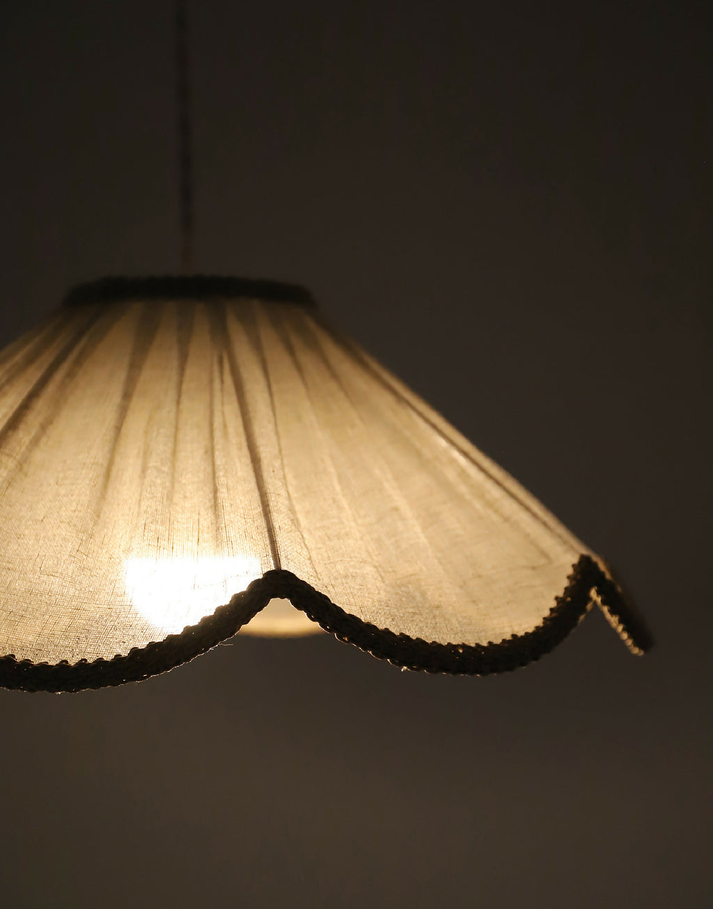 Suspension florale beige : gros plan sur l’abat-jour et le liseré tressé ondulé