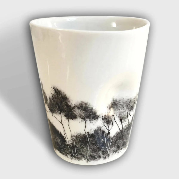 Mug en porcelaine blanc avec illustration paysage noir et gris, forme conique