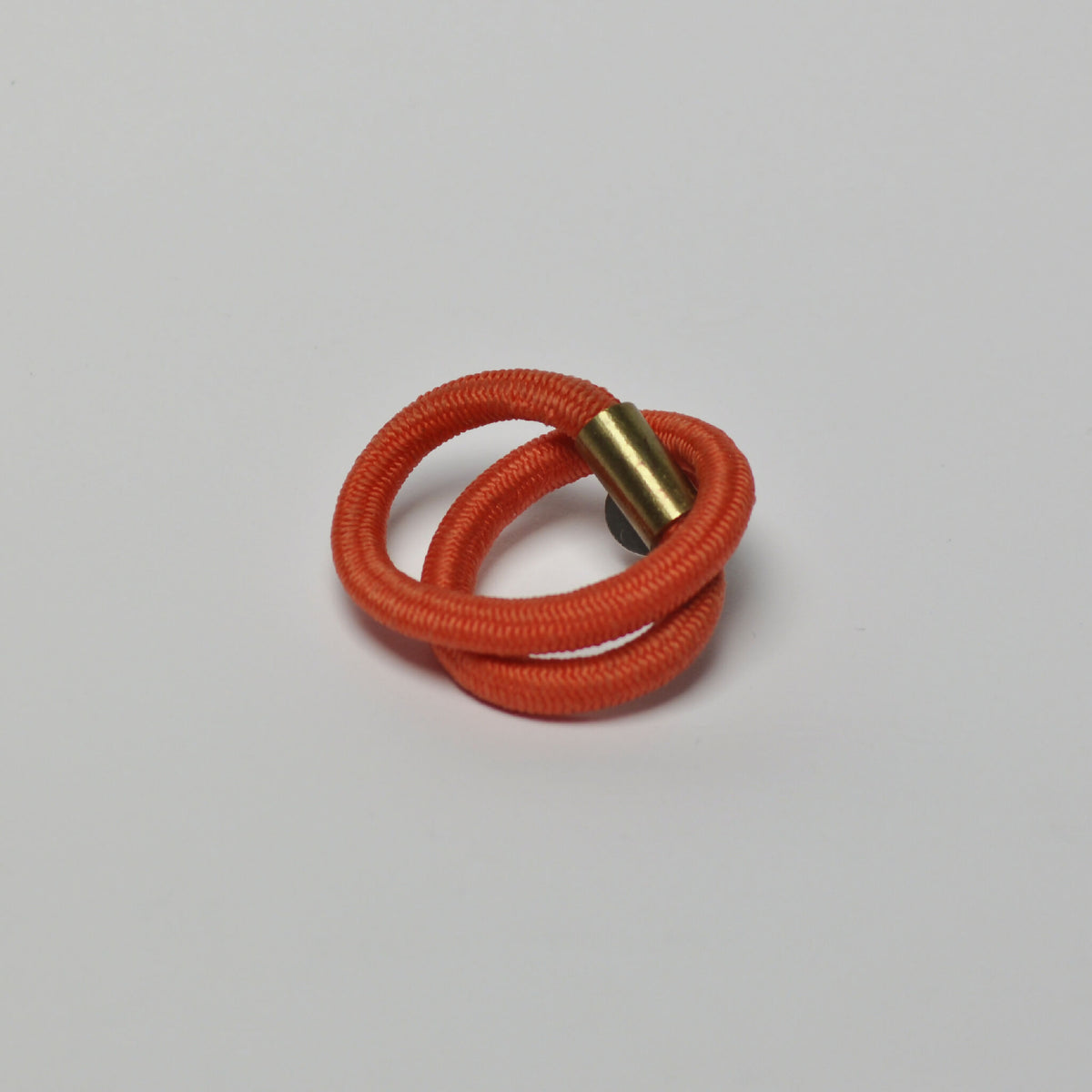 Broche entrelacs avec cordon orange et fermoir doré en forme de boucle
